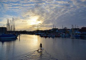 Stehpaddlerin im Hafen von Eckernförde © Holger Rüdel