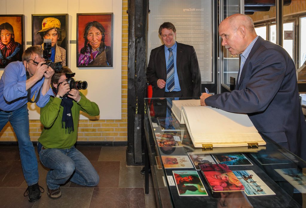 Pressekonferenz mit Steve McCurry anlässlich der Ausstellungseröffnung am 12. Februar 2009 im Stadtmuseum Schleswig.