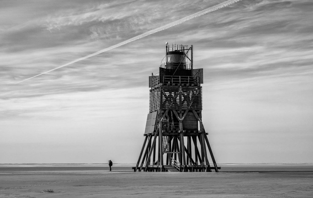 Die 19 Meter hohe Leucht- und Rettungsbake auf Süderoogsand wurde 2017 errichtet. Die Vorgängerbauten – der älteste stammte aus dem Jahr 1867 – standen weiter entfernt auf dem Sand.