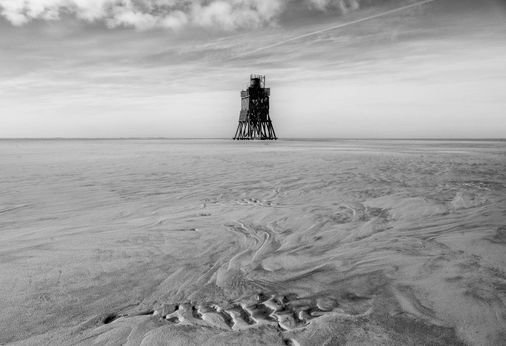 Die 19 Meter hohe Leucht- und Rettungsbake auf Süderoogsand wurde 2017 errichtet. Die Vorgängerbauten – der älteste stammte aus dem Jahr 1867 – standen weiter entfernt auf dem Sand.