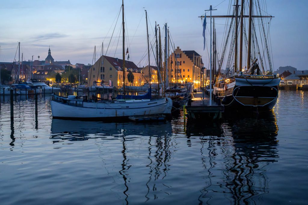 Abendliche Hafenszene in Svendborg auf der dänischen Insel Fyn/Fünen. Nikon Z 7, 1/20 Sekunde bei Blende 4,5. ISO 6400. KI-generierte Rauschreduzierung in Lightroom.