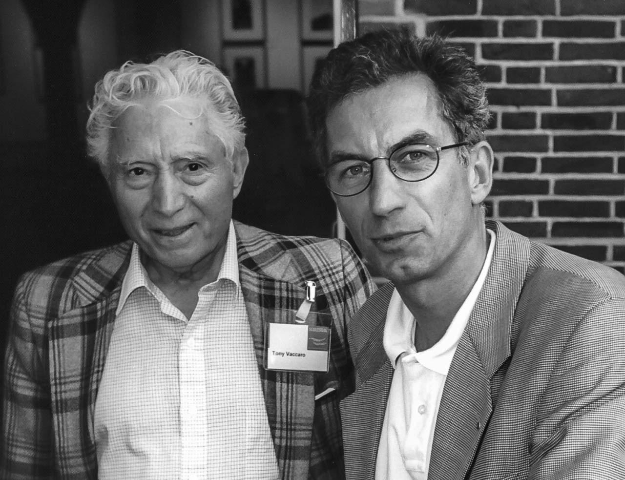 Eigens aus New York angereist: Tony Vaccaro (links) bei der Eröffnung seiner Ausstellung "Deutschland 1945-1949" im Stadtmuseum Schleswig am 11. Juli 1999, begleitet vom damaligen Museumsdirektor Holger Rüdel.