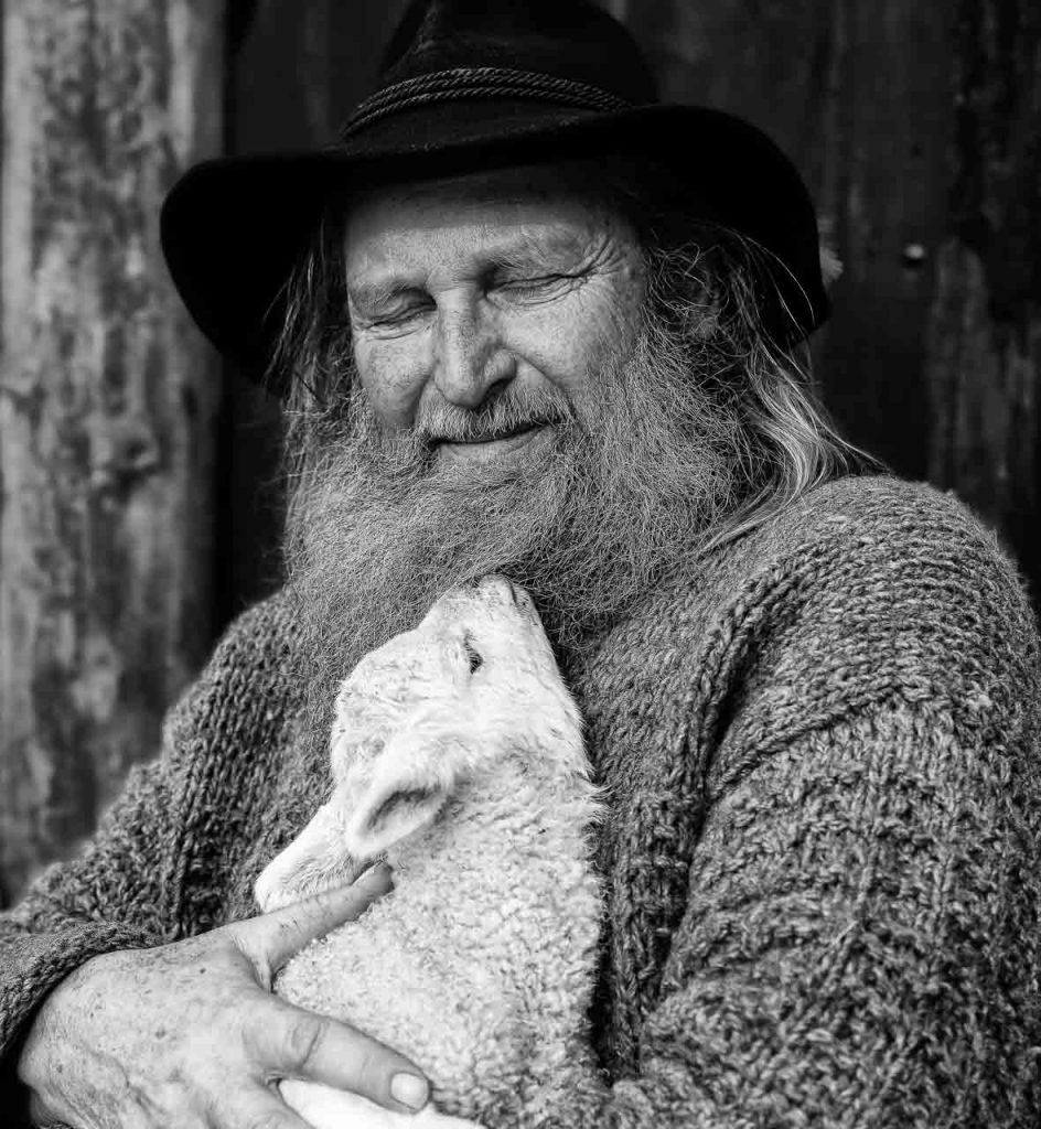 Schäfer lieben ihre Tiere: John Kimmel mit einem Lamm.