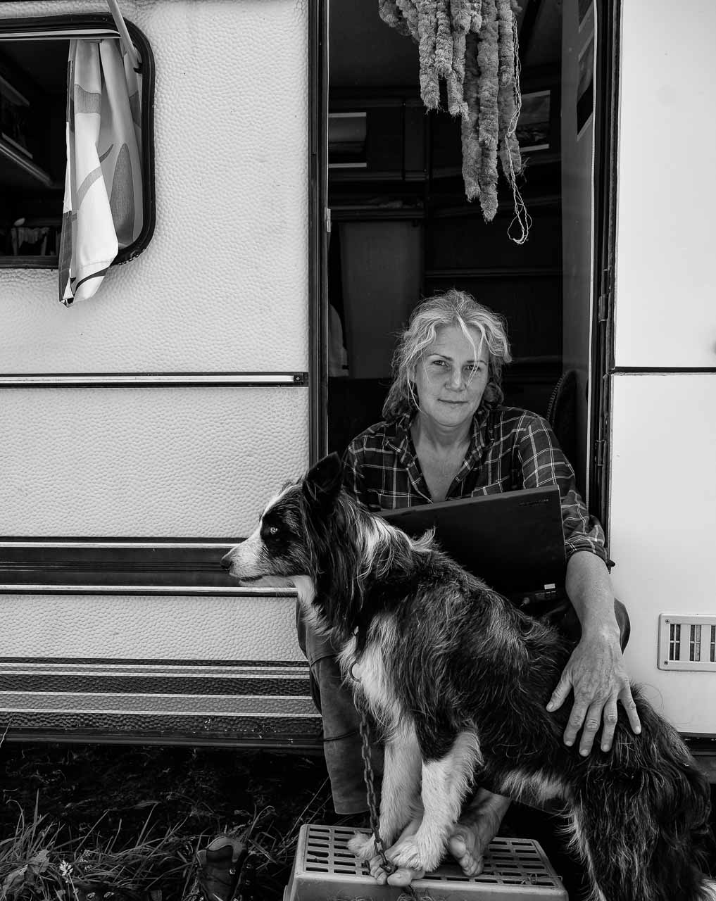 Die Wanderschäferin Uta Wree in ihrem Wohnwagen auf Sylt mit dem Hütehund Taff.