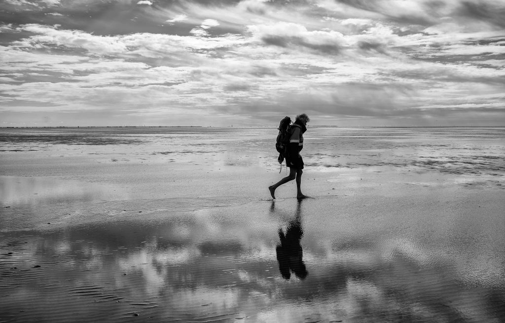 Im Auftrag der Deutschen Post bringt Knud Knudsen Briefe und Pakete von Pellworm zur Hallig Süderoog. 14 Kilometer barfuß durch das Watt – oft drei Mal in der Woche und bis in den November hinein.