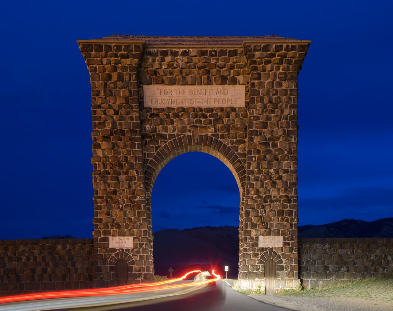Wer den Yellowstone National Park aus Richtung Norden ansteuert, passiert dieses mächtige Tor bei der Stadt Gardiner im Bundesstaat Montana. Das Bauwerk wurde 1903 errichtet und nach dem damaligen US-Präsidenten Theodore Roosevelt als Roosevelt Arch bezeichnet.